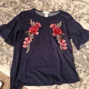 Embroidered ruffle sleeve tee